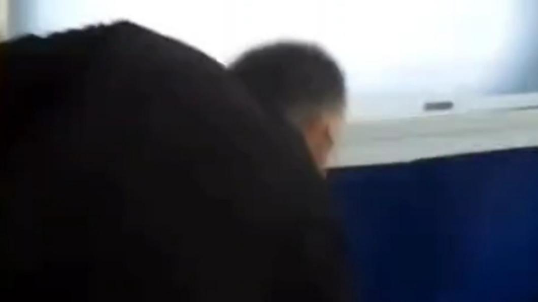 大叔怒甩8元到列車座位上。(圖/翻攝自社會事影音)