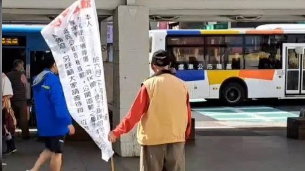 負責!搭公車險跌倒「譙5字經」基隆伯舉布條道歉、紅包贈司機