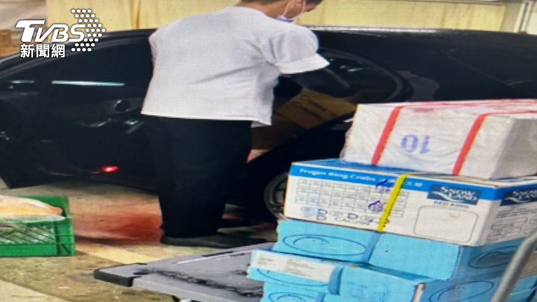 副理發現後當場將人車攔下報警。(圖/TVBS)