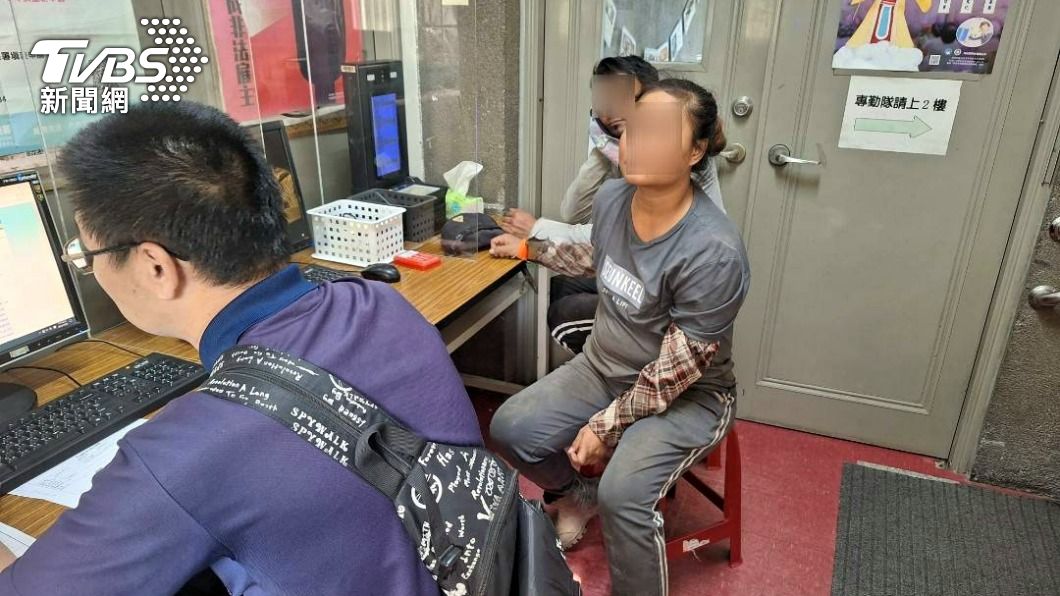 移民署專勤人員帶回4名失聯移工。(圖/TVBS)