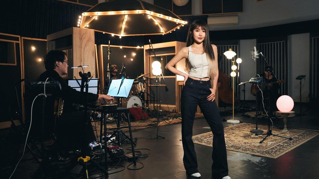 張若凡以「Band Live Session」錄音方式。(圖/索尼音樂提供)