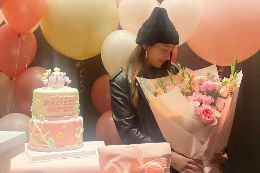 李珉廷11月初曾舉辦性別揭曉派對,一旁蛋糕上寫著「princess」。(圖/翻攝自李珉廷IG)