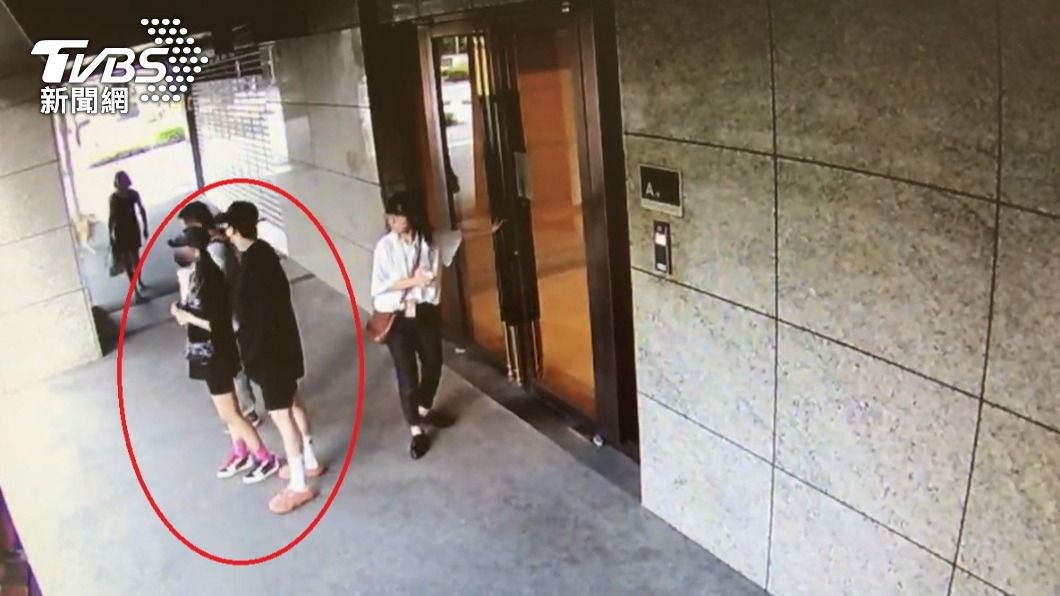 蕾菈夫妻染毒被警方帶回偵訊。(圖/TVBS)