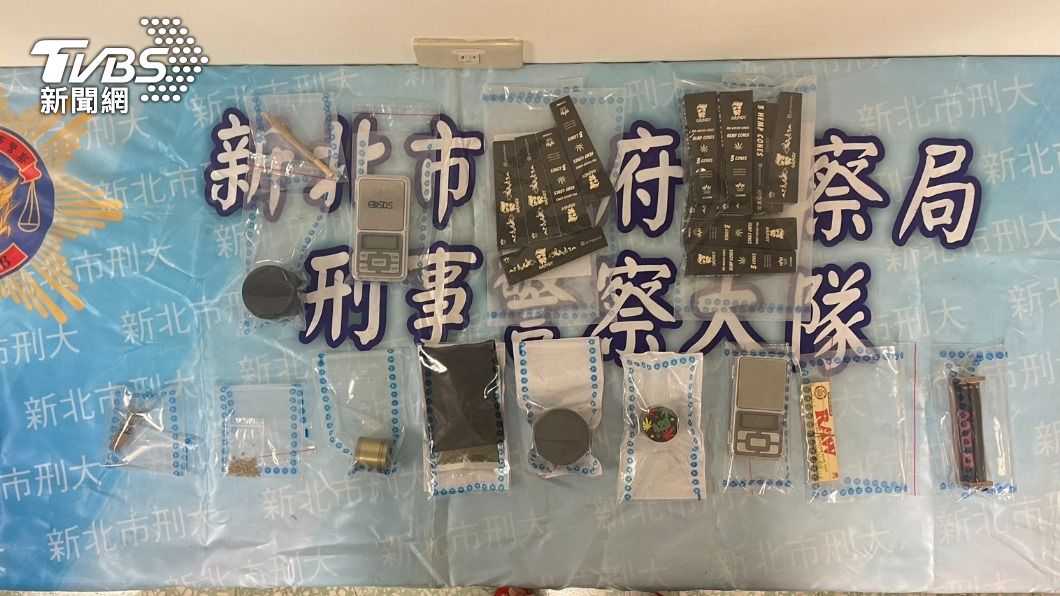 警方查扣相關證物。(圖/TVBS)