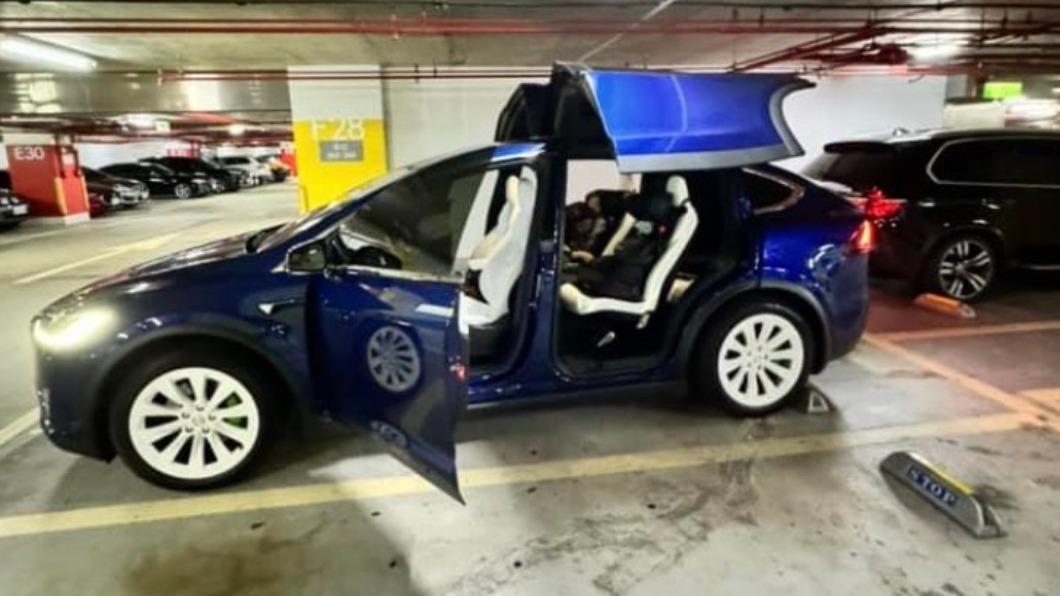 Paul忘記關特斯拉車門。(圖/翻攝自Paul IG)