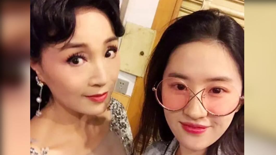 小姨（左）和劉亦菲（右）。（圖／翻攝自劉亦菲微博）