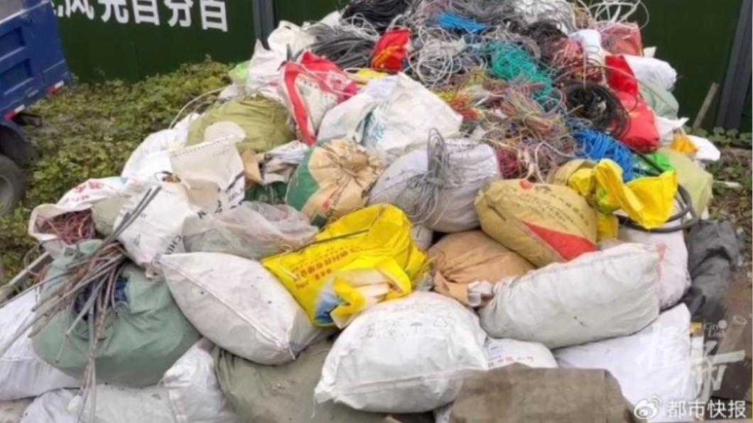 撿回收經過男子在網路宣傳後,增添了不少生意。(圖/翻攝自微博@都市快報)