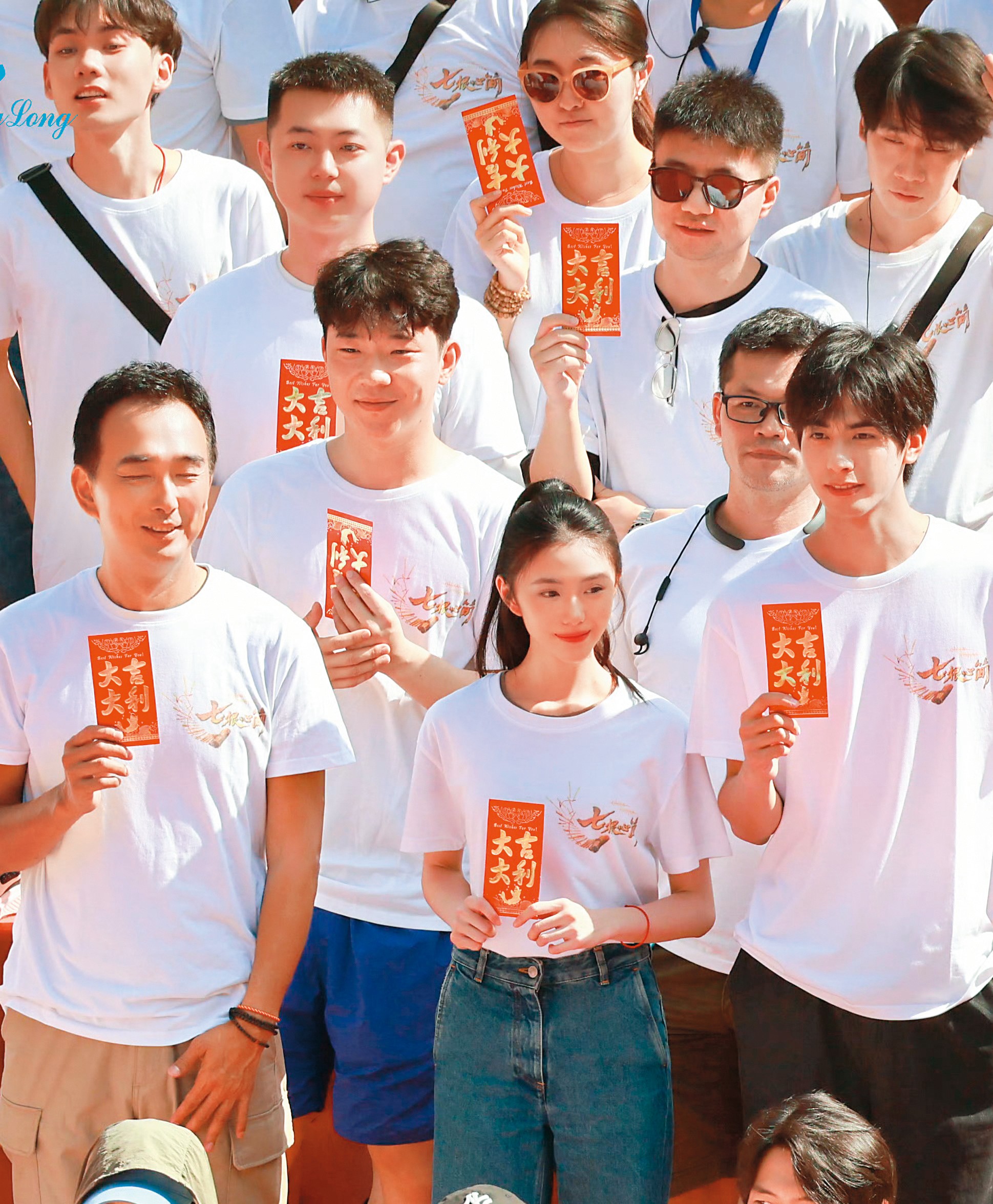 蔡岳勳(前排左一)執導中國大陸戲劇《七根心簡》爆出花邊新聞,而且消息在劇組間傳得超開。前排右二為劉浩存、前排右一為宋威龍。(圖/翻攝自微博)