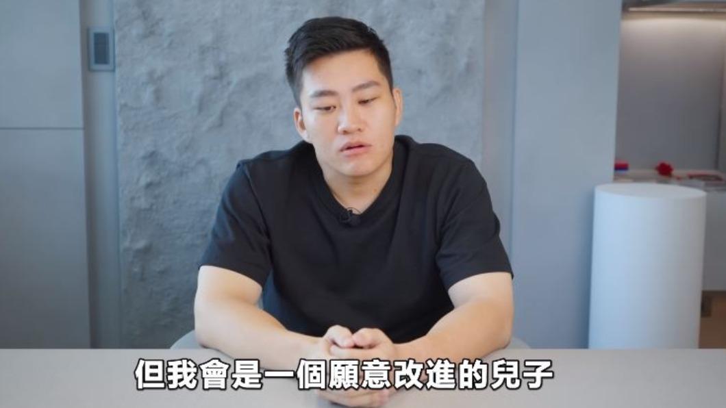 Joeman在影片中坦承有吸食大麻，並對著鏡頭向母親溫情道歉。（圖／翻攝自Joeman YT）