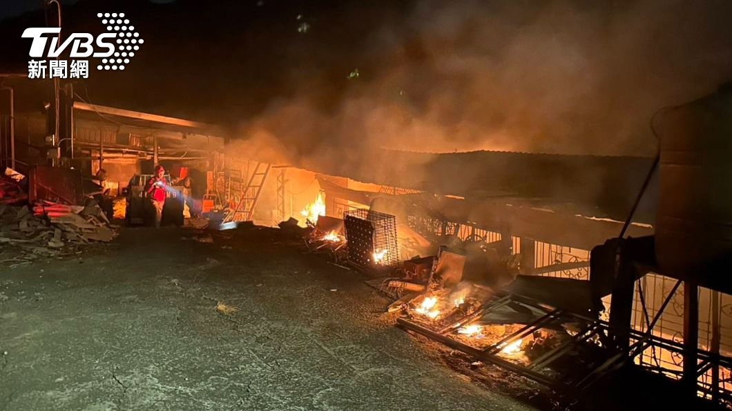 桃園龍潭死亡火警!鐵皮屋半夜竄燒 屋內6旬男子成焦屍