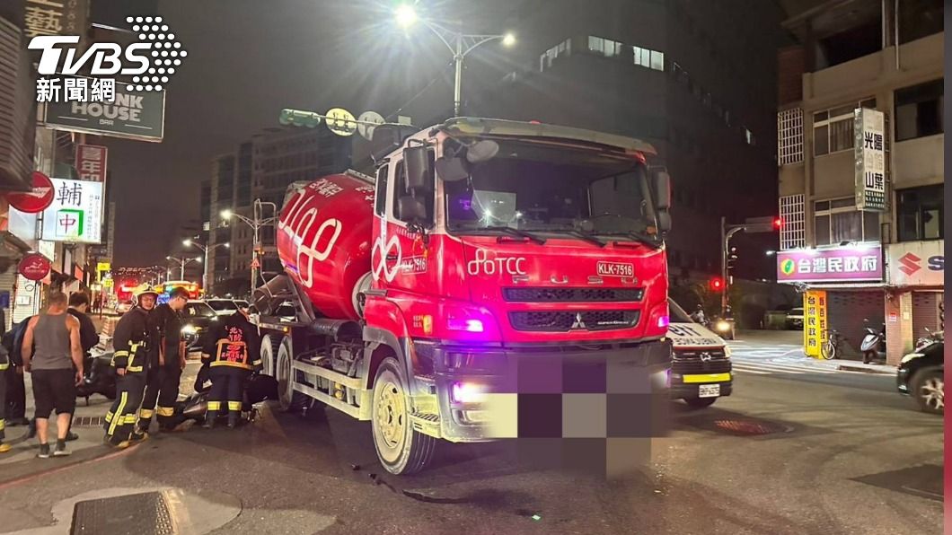 超驚險!輔仁女大生機車雙載擦撞水泥車 只差幾公尺就遭輾