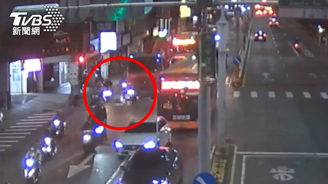 監視器拍下車禍過程。(圖/TVBS)