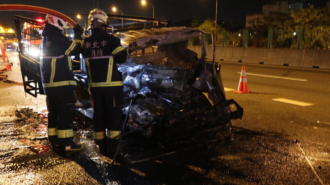 小貨車許姓駕駛受困於車內,因火勢過大未能即時逃生。(圖/國道公路警察局提供)