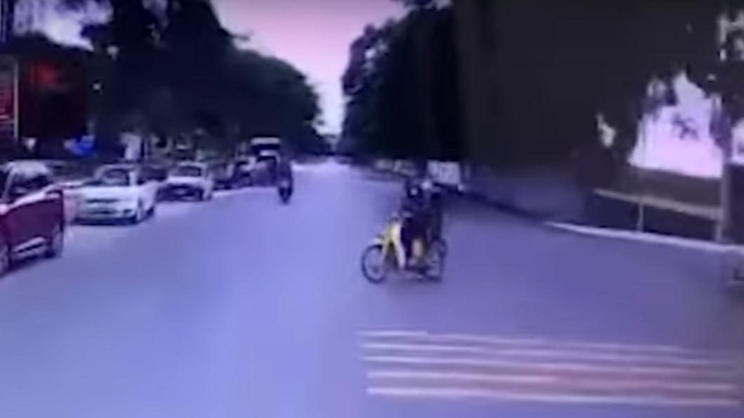 被撞飛的2名學生都沒有戴安全帽,導致1人死亡。(圖/翻攝自YouTube@VietnamPlus TV)