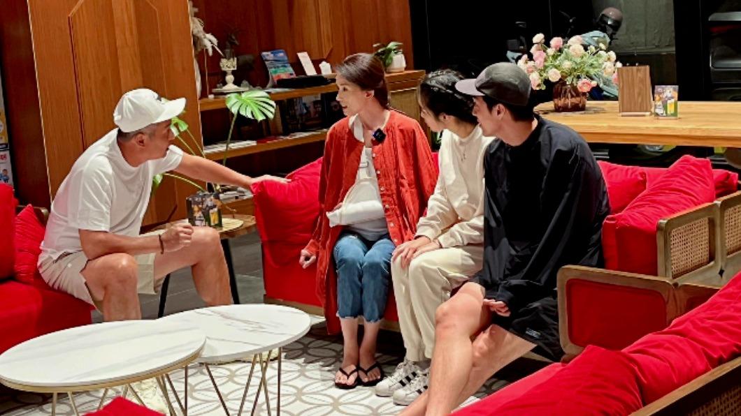葉全真（左二）從急診室打石膏返回節目組，其他3位搭檔心急關心她。（圖／映畫傳播、鵲兒喜娛樂經紀提供）
