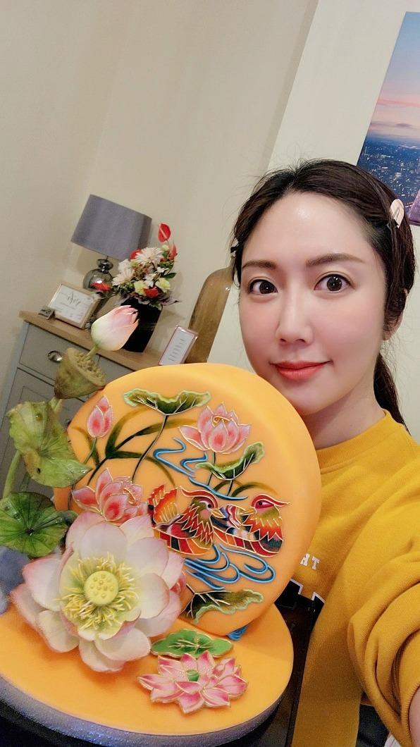 珍琳的作品「鴛鴦與荷花」是要送男友的生日禮物。(圖/泰坦星提供)