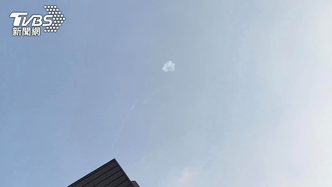 ［2023.10.24] 事後踏出服飾店一抬頭，社區上空就有攔截後的煙硝痕跡。（圖／劉亭廷提供）
