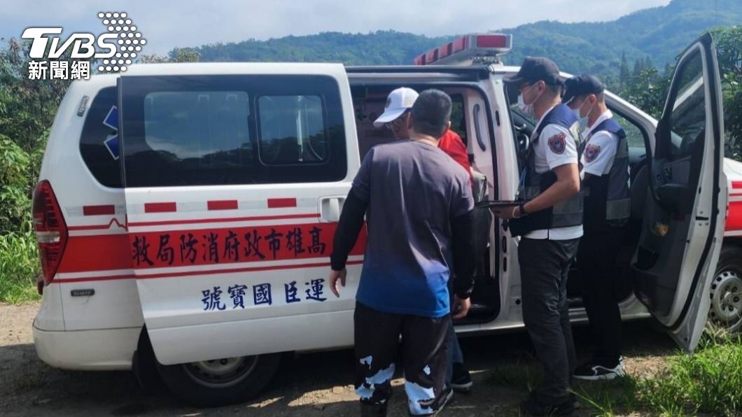 所幸老翁只有輕微擦傷,隨後送往旗山署立醫院檢查。(圖/TVBS)