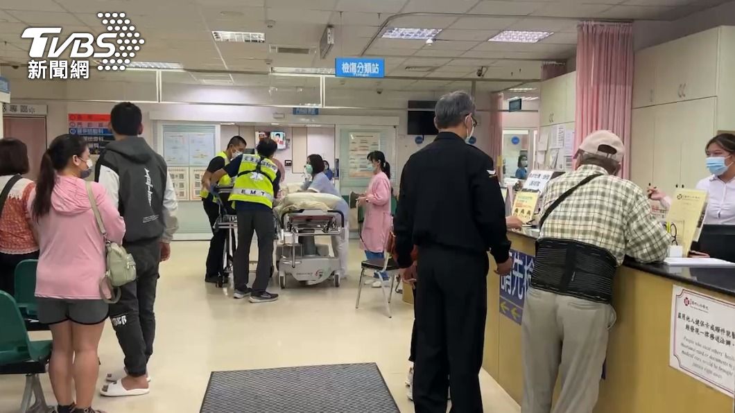 多名遊客送醫治療。(圖/TVBS)