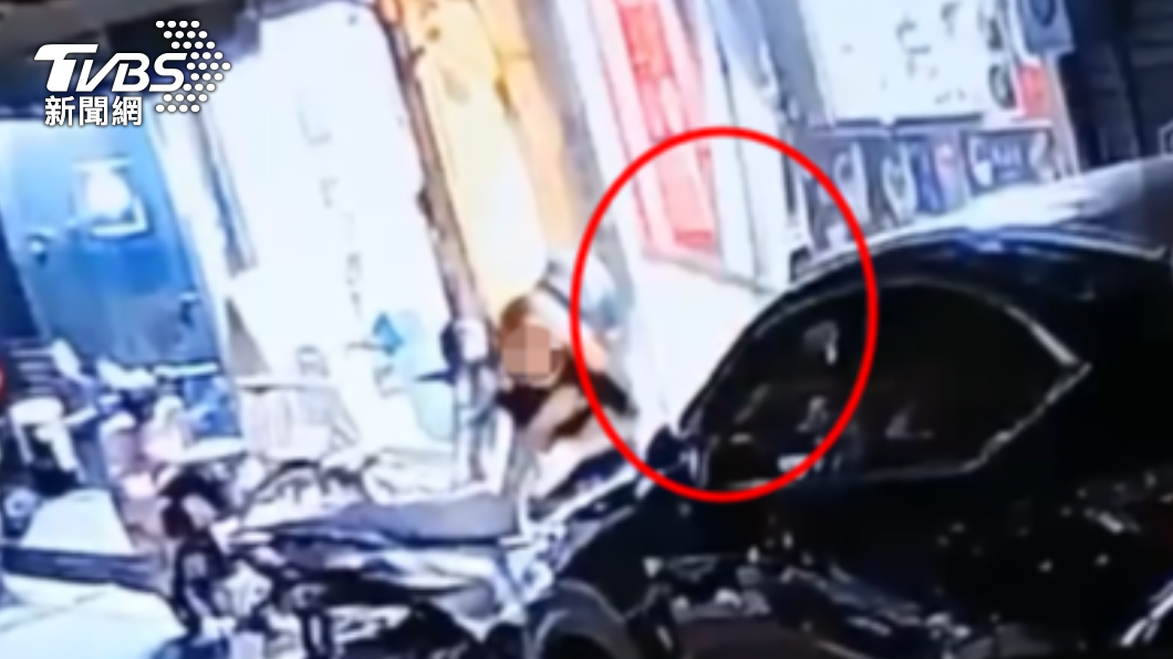 鐵窗從2樓掉落。(圖/TVBS)