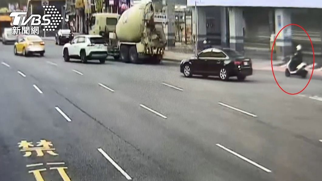 混凝土預拌車沿途「烙賽」泥漿噴滿地 駕駛連吃2張罰單
