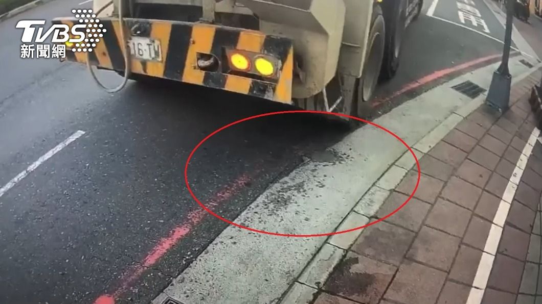 水泥車被攔下時仍在滲漏。(圖/TVBS)