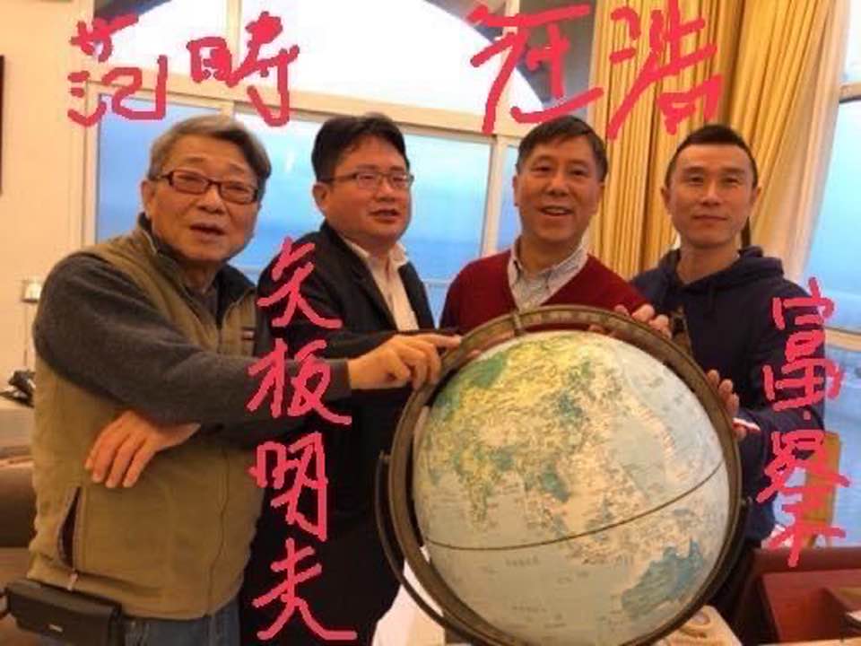 汪浩分享去年春節眾人在范疇家喝茶時的合照。（圖／翻攝自汪浩臉書）