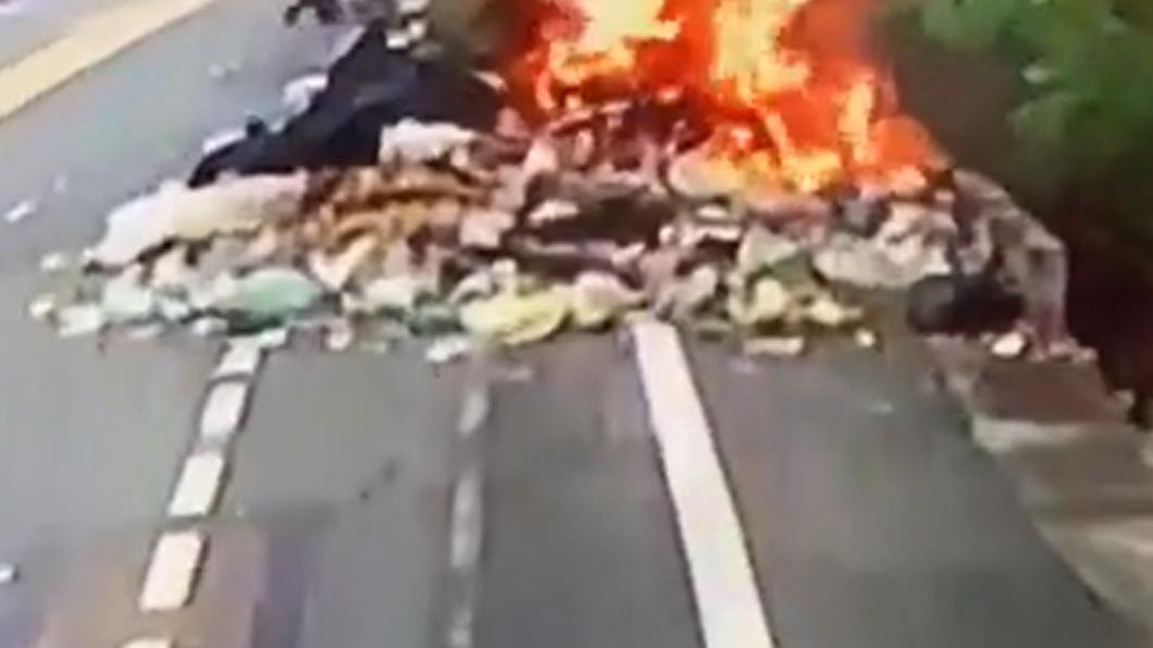 台南垃圾車開到一半竟燒起來 路過民眾急攔截滅火