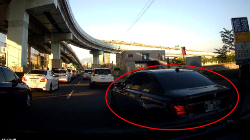 議員助理開車變換車道時，險些和BMW發生碰撞。（圖／議員提供）