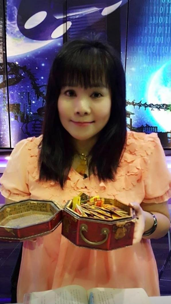 鳥卦師王馨怡。(圖/王馨怡提供)