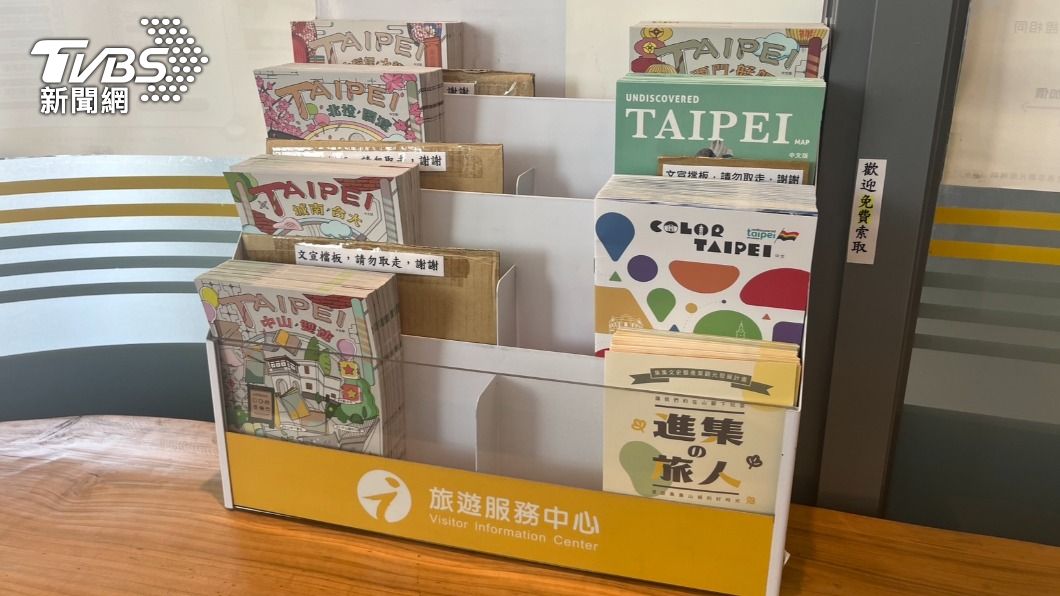 台中火車站旅客服務中心,擺滿TAIPEI文宣 (鄭功進提供)