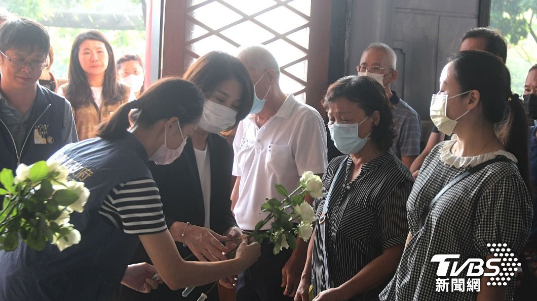 縣長周春米向到場的遺族家屬,獻上白玫瑰表達慰問之意。(圖/TVBS)