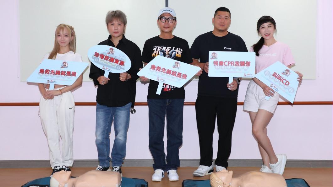嵐芯語（左起）、金志遙、錢小豪、草爺、蔡允潔出席公益活動。（圖／紅心字會提供）