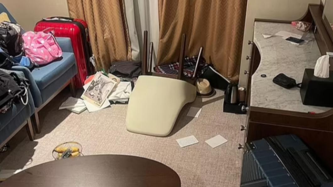 郵輪因大浪影響，室內一片狼藉。（圖／翻攝自每日郵報）