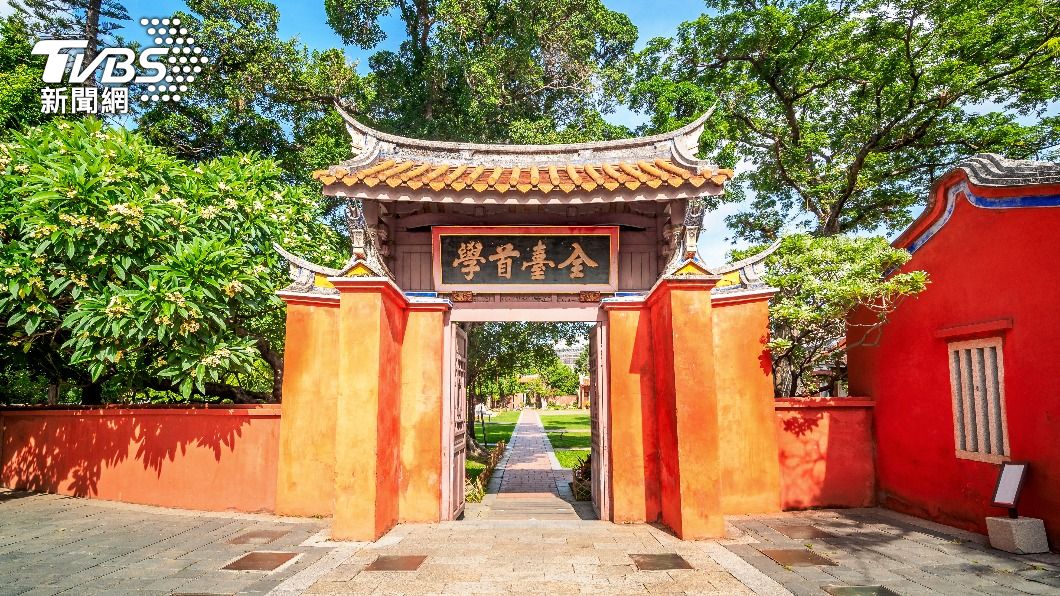 爆紅的「看手相」攤位就位在台南孔廟旁。(示意圖/shutterstock達志影像)