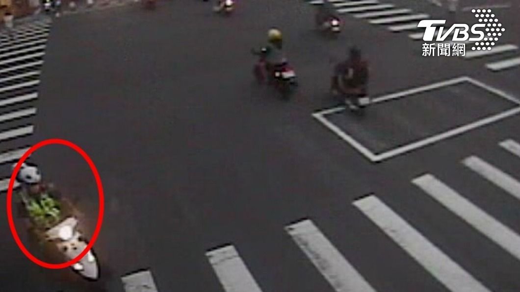 員警還貼心慢慢騎。（圖／TVBS）