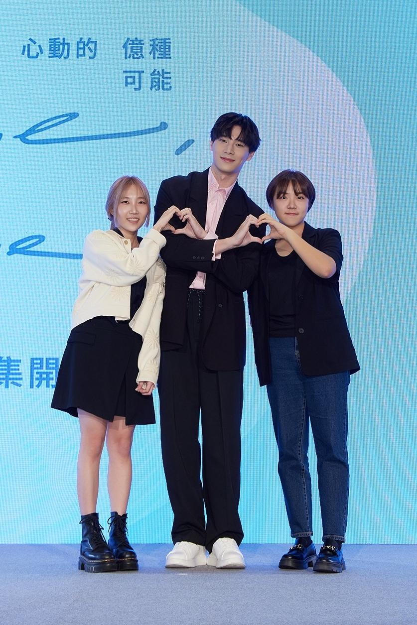 宋偉恩(中)當場拜託導演跟製作人讓自己演韓劇。(圖/LINE TV提供)