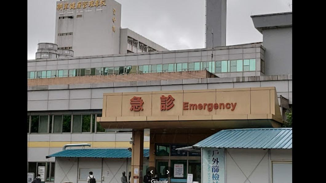 婦拒看診與親友爆口角！友助陣噴辣椒水　新店耕莘外打成一片