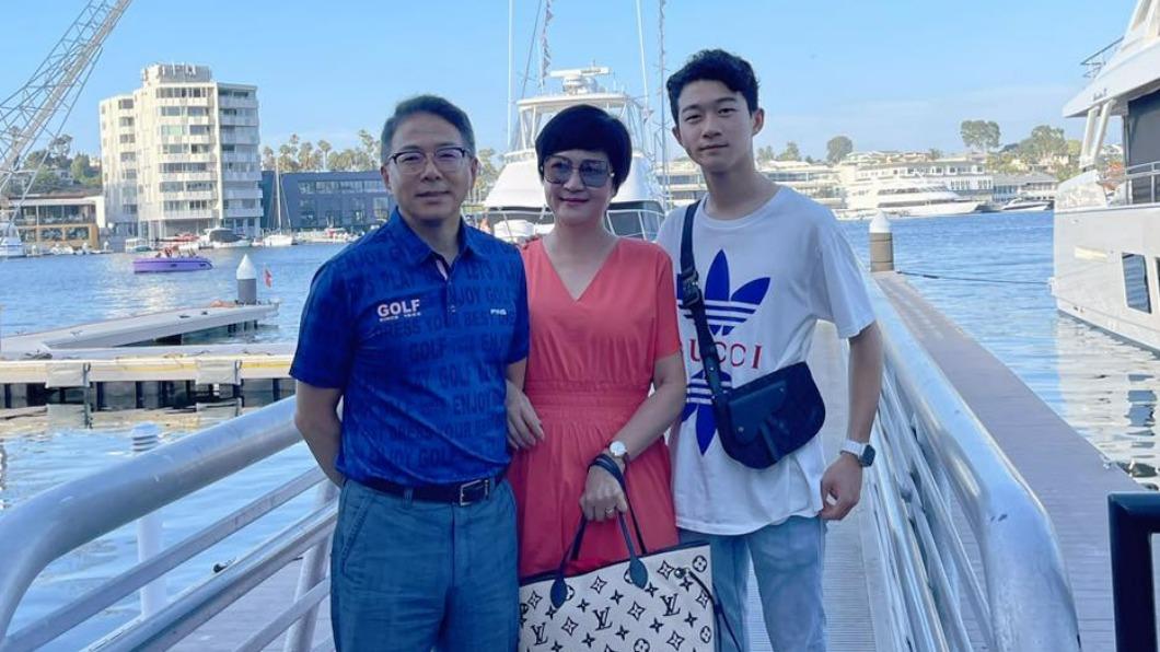 獨子貝克宇（右）是夫妻倆的心頭肉。（圖／翻攝自崔佩儀臉書）