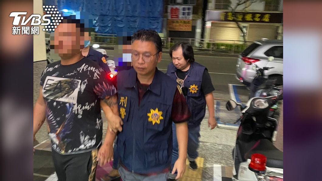 警方出動快打警組將四名男子帶回偵訊。(圖/TVBS)
