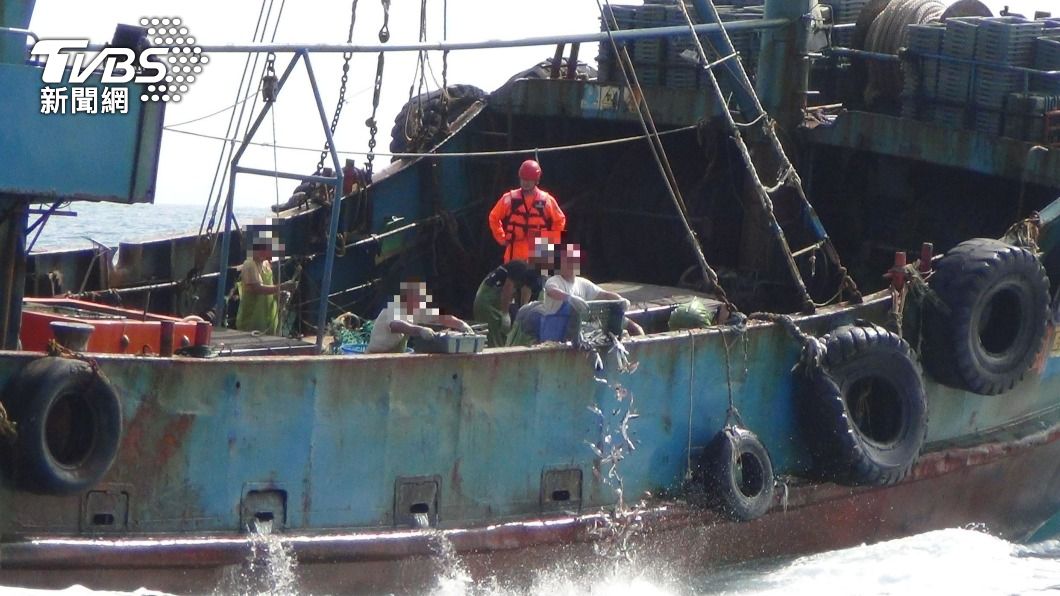 陸籍船通霄外海越界捕250公斤漁獲 「蛇行拒檢」13人被押