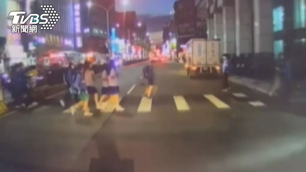 急送發燒童就醫!學生過馬路「未禮讓」救護車 警:無法可罰