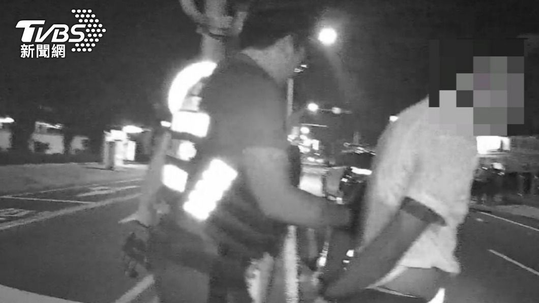 快打警力逮捕動手打人的2名男子並移送法辦。(圖/TVBS)