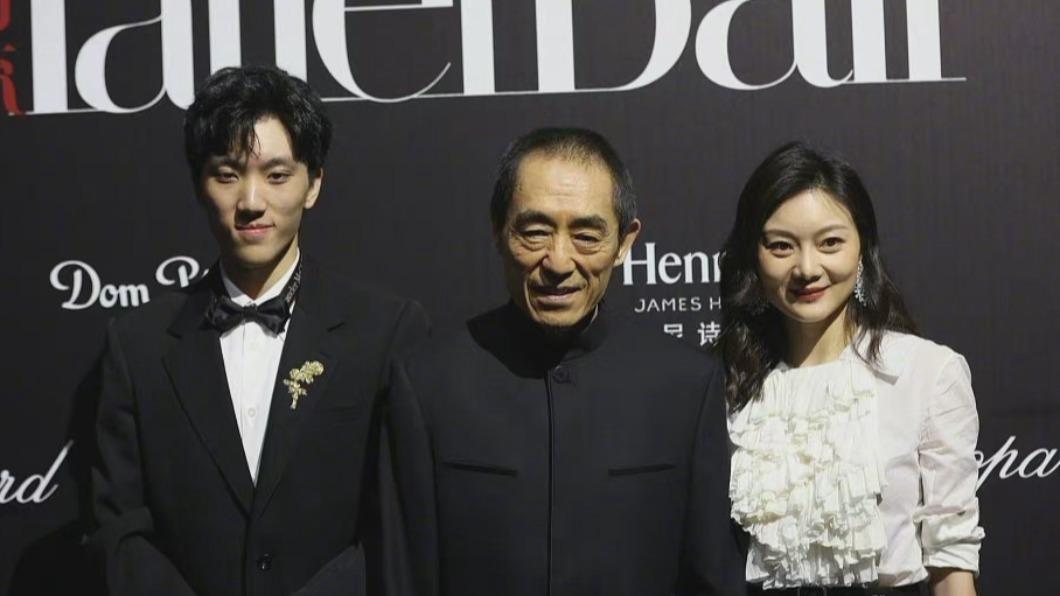 張壹男曾與爸爸張藝謀合體出席晚宴。（圖／翻攝自張壹男微博）