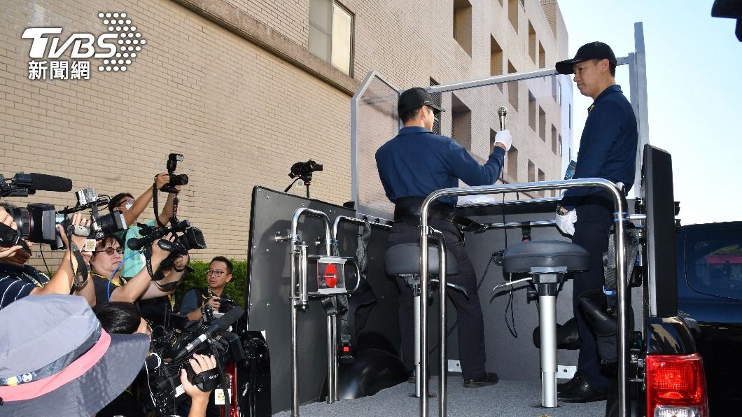 新購掃街車搭載防彈玻璃帷幕，確保參選人掃街安全。（圖／胡瑞麒攝）