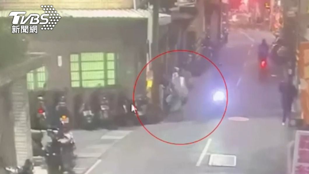 不滿機車未禮讓!新北男作勢踹車嚇人 這動作讓他進警局