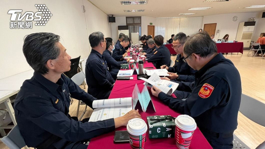 三峽警分局中階幹部以上皆參與會議。(圖/TVBS)