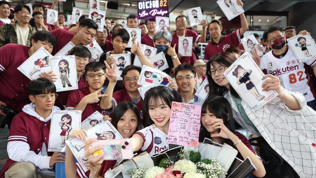 李多慧在台掀起旋風。（圖／翻攝自Rakuten Girls臉書）