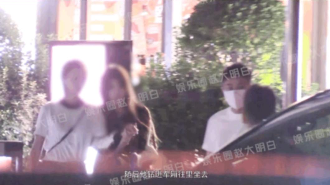 賈乃亮(右二)不斷回頭關心短髮正妹(左)的狀況。(圖/翻攝自娛樂圈趙大明白微博)
