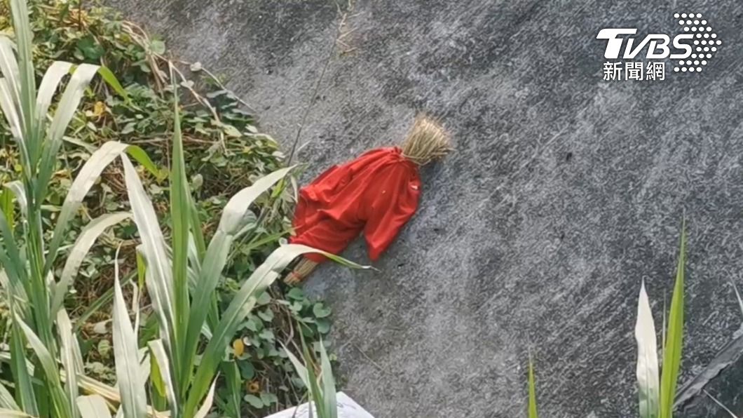 嘉義縣大林鎮三疊溪堤防邊發現紅衣草人!